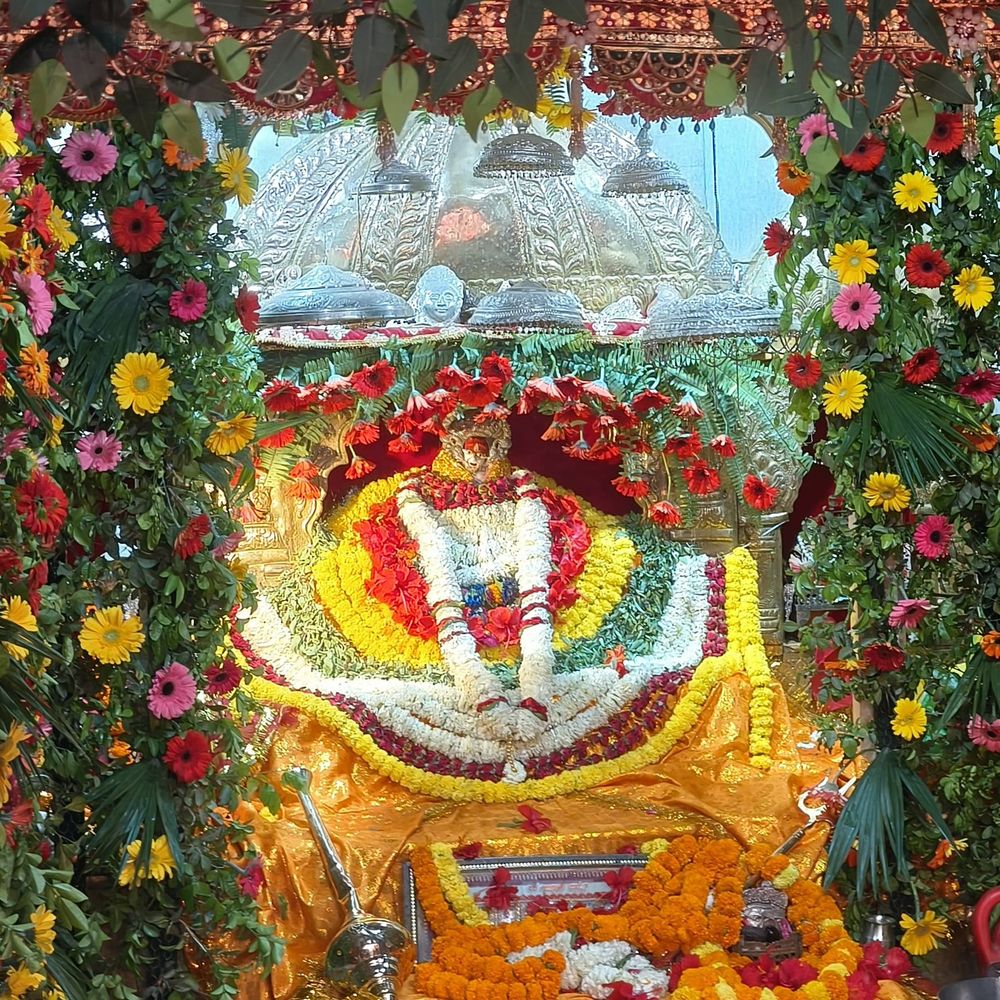 मऊ में शीतला माता धाम में श्रद्धालुओं की भीड़:सुरक्षा के लिए मंदिर परिसर में पुलिस बल तैनात, 22 सीसीटीवी कैमरे लगाए