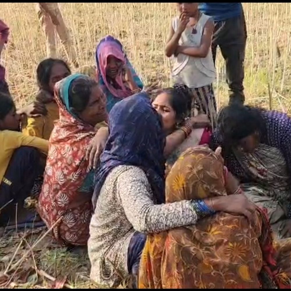 बांदा में युवक का शव पेड़ से लटका मिला:परिजनों ने हत्या का आरोप लगाया, पुलिस जांच में जुटी