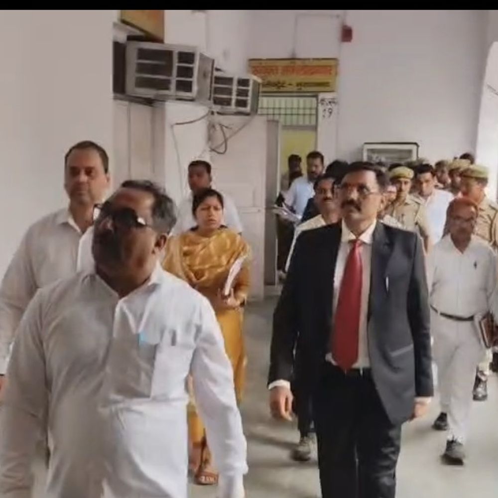 मंडलायुक्त ने कलेक्ट्रेट का वार्षिक निरीक्षण किया:व्यवस्थाएं परखीं, कमियों पर दिए सख्त निर्देश