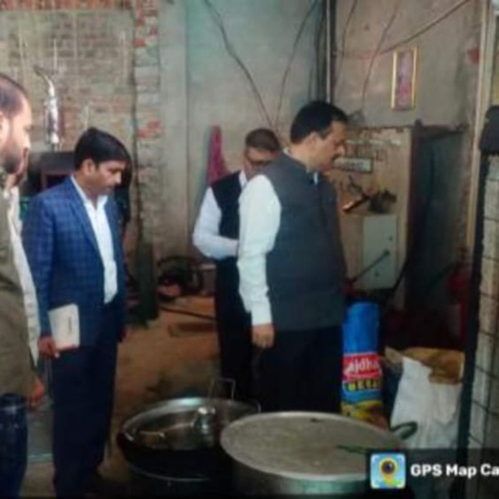 लखीमपुर में बिना लाइसेंस कैटरिंग पर कार्रवाई:खाद्य सुरक्षा विभाग ने मैरिज लॉन संचालक पर वाद दायर किया