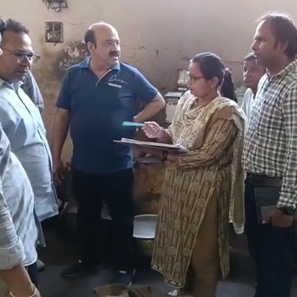 फर्रुखाबाद में 11 घरेलू गैस सिलेंडर जब्त:डीएसओ ने रेस्टोरेंट-बेकरी पर की छापामार कार्रवाई