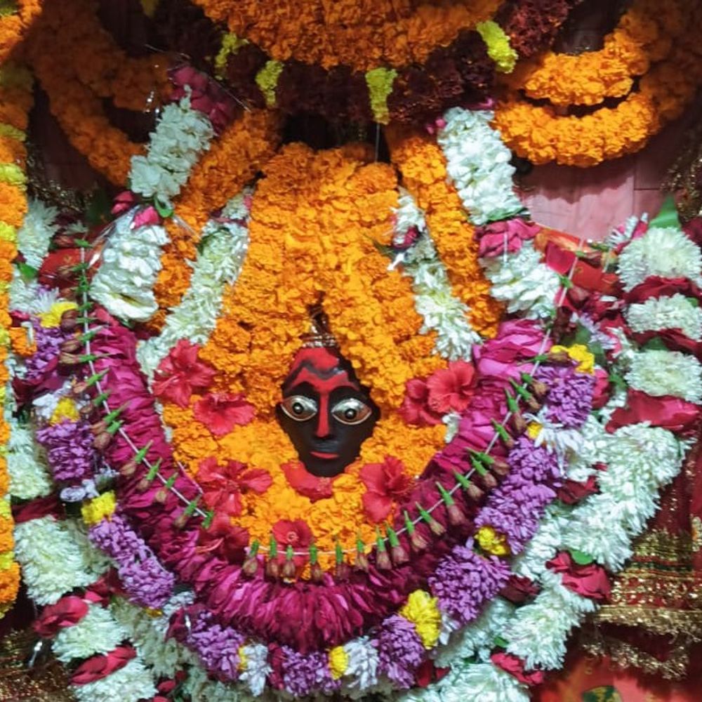 जौनपुर शीतला-चौकिया धाम में 10 हजार श्रद्धालुओं ने किया दर्शन:श्रद्धालुओं ने की शैलपुत्री की भव्य पूजा-अर्चना, सुरक्षा के पुख्ता इंतजाम