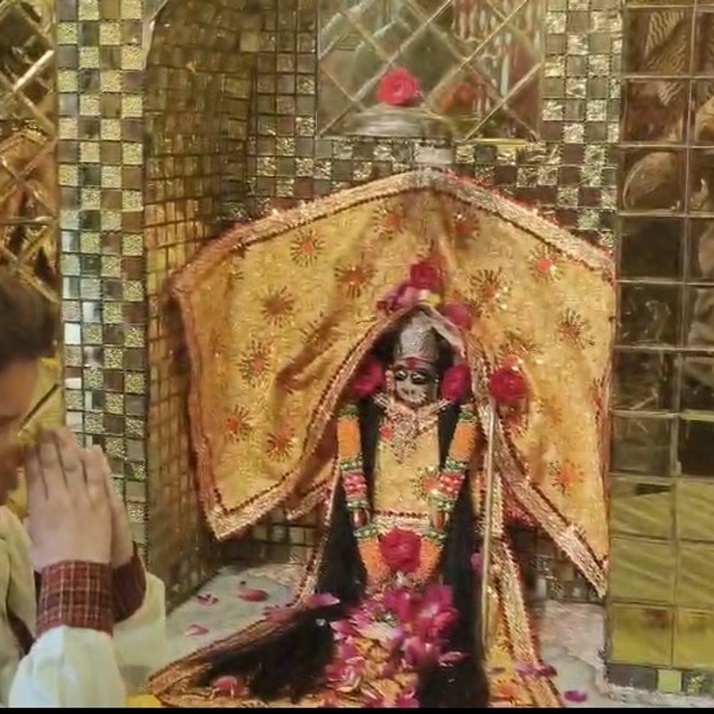 चैत्र नवरात्रि का शुभारंभ, माँ शैलपुत्री की हुई पूजा:औरैया के देवी मंदिरों में उमड़ी भीड़, गूंजे जयकारे