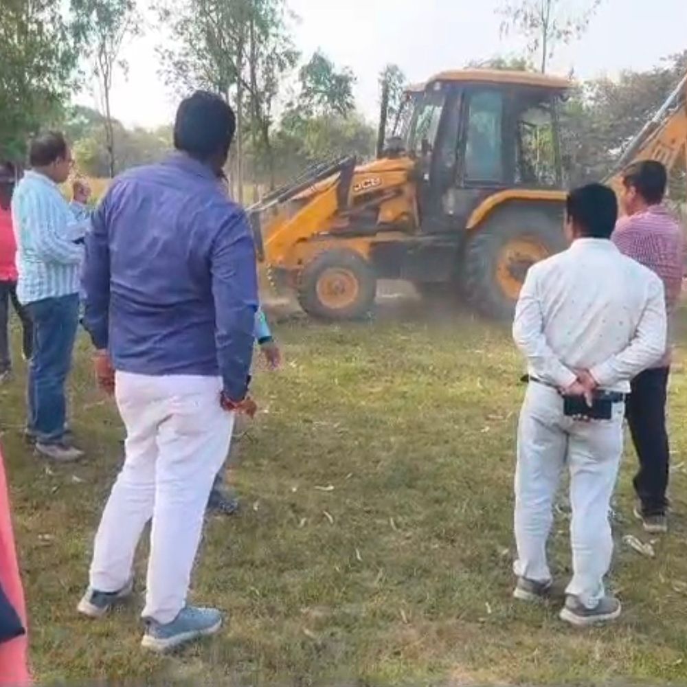 
                 बाराबंकी में अवैध प्लाटिंग पर चला बुलडोजर:16.622 हेक्टेयर भूमि पर हुए निर्माण को ध्वस्त किया गया 
            