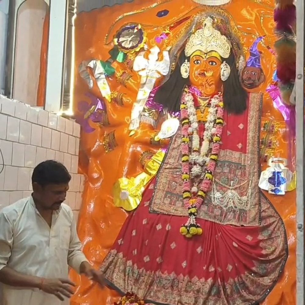 चैत्र नवरात्रि शुरू, महोबा के मंदिरों में उमड़े भक्त:माँ बड़ी चंद्रिका देवी मंदिर में सुबह से ही लगा श्रद्धालुओं का तांता