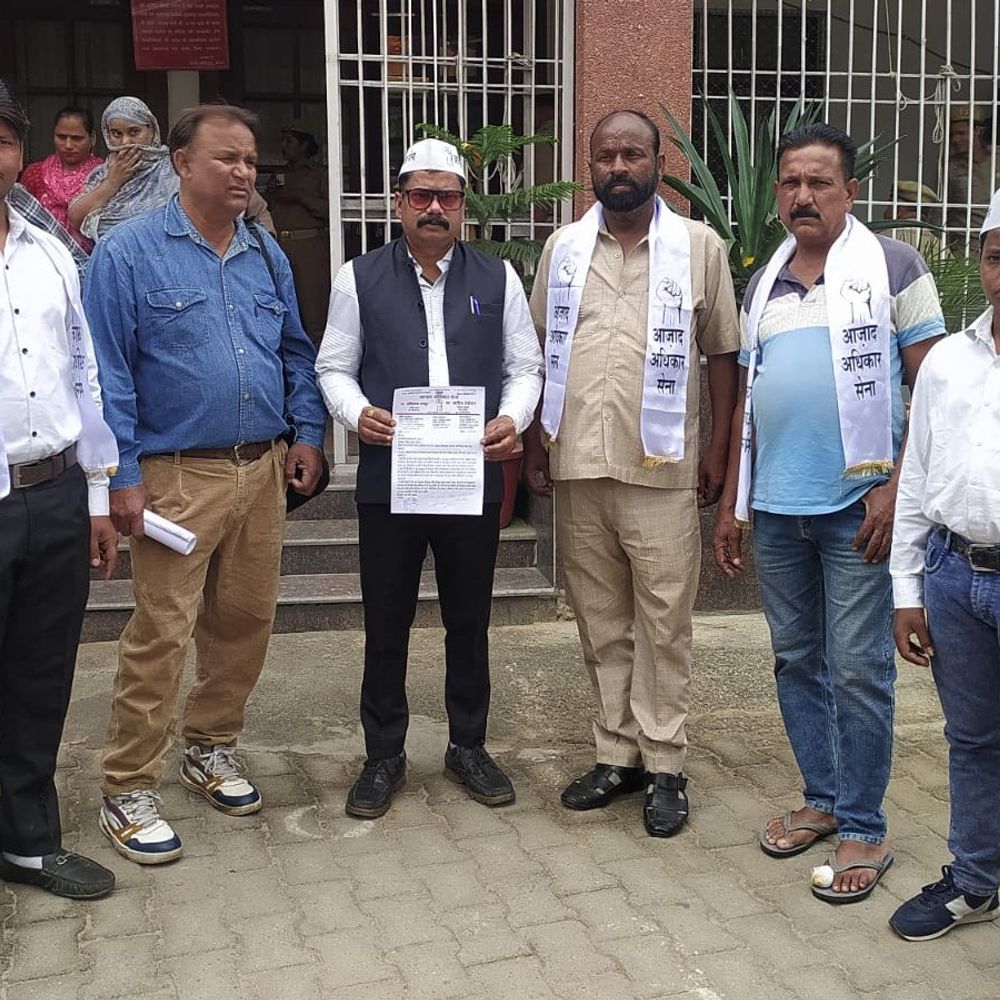 ताराचंद गौतम को बेदखली नोटिस, आज़ाद अधिकार सेना का प्रदर्शन:निष्पक्ष जांच की मांग, अवैध फ्लैट मालिकों पर कार्रवाई की चेतावनी