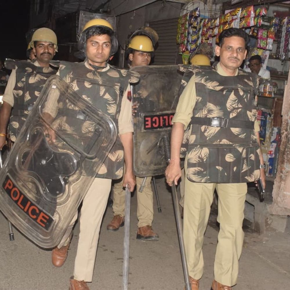 मेरठ में त्योहारों से पहले पुलिस का फ्लैग मार्च:शहर भर में गश्त कर सुरक्षा का भरोसा जगाया, शांति की अपील