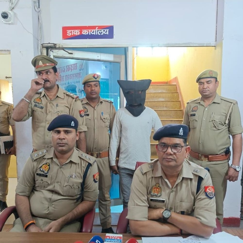 हाथरस में व्यापारी से रंगदारी मांगने वाला गिरफ्तार:12 लाख रुपए की रंगदारी मांगी थी, एक आरोपी कर चुका है कोर्ट में सरेंडर