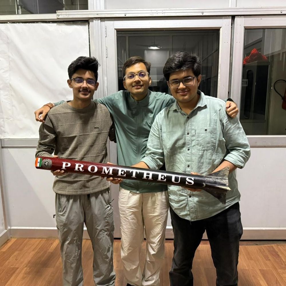 
                 कानपुर के छात्र ने बनाया स्टूडेंट-बिल्ट रॉकेट:यूट्यूब से सीखा, 3.3 किमी ऊंचाई और मैक 1.3 की रफ्तार का दावा; सैन फ्रांसिस्को का ऑफर ठुकराया था 
            