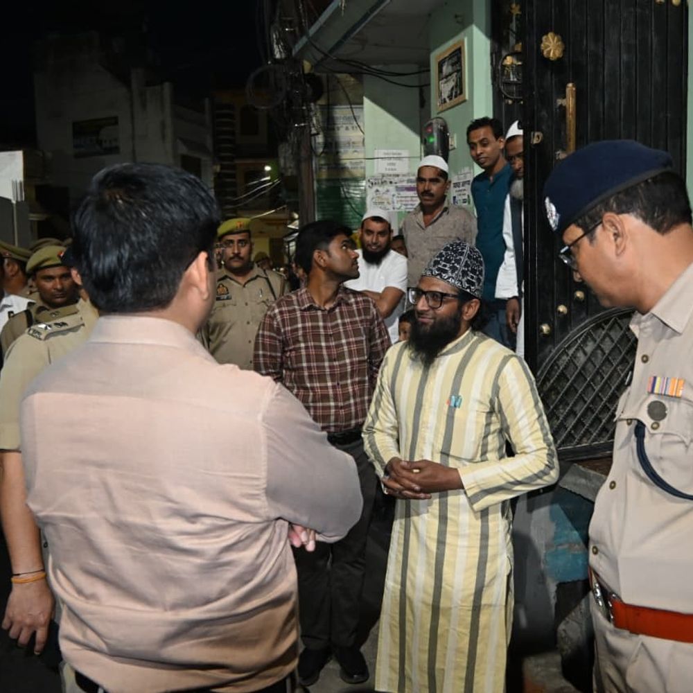 संभल में डीएम-एसपी ने की 5 किमी फुट पेट्रोलिंग:अलविदा जुमा-ईद से पहले सुरक्षा व्यवस्था का जायजा लिया, 872 स्थलों पर नमाज होगी