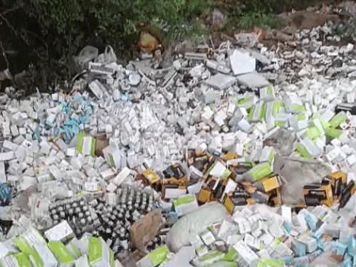 पंचकूला में हाईवे किनारे फैंकी एक्सपायरी डेट दवाईयां:  प्रदूषण विभाग अधिकारी बोले-करवा रहे चेक, वन्य जीवों के लिए सरंक्षित एरिया – Panchkula News