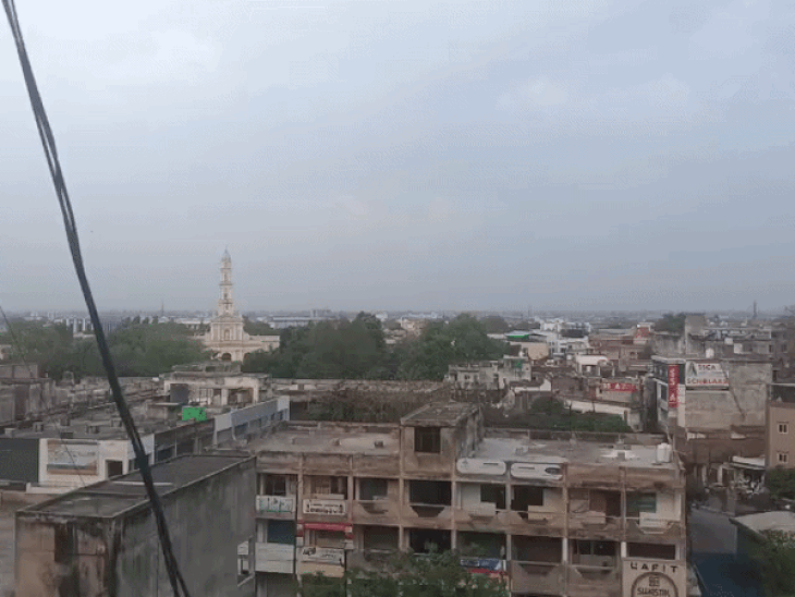 
                 आगरा में शाम होते ही पलट गया मौसम:तेज हवाओं के साथ छाए बादल, लगभग 6°C गिरा तापमान, दिन में तेज धूप ने किया परेशान 
            