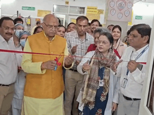 
                 मेरठ में पहले नवरात्र से लगनी शुरू हुई HPV वैक्सीन:महिला अस्पताल में कैंट विधायक ने किया शुभारंभ, CMO बोले जिले को मिली 41000 वैक्सीन 
            