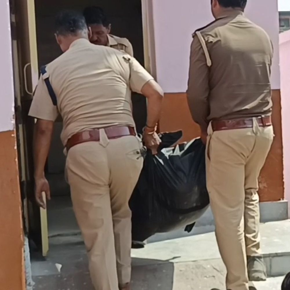 एटा में युवक ने फांसी लगाकर दी जान:पत्नी से झगड़े के बाद आत्महत्या की आशंका, पुलिस जांच में जुटी