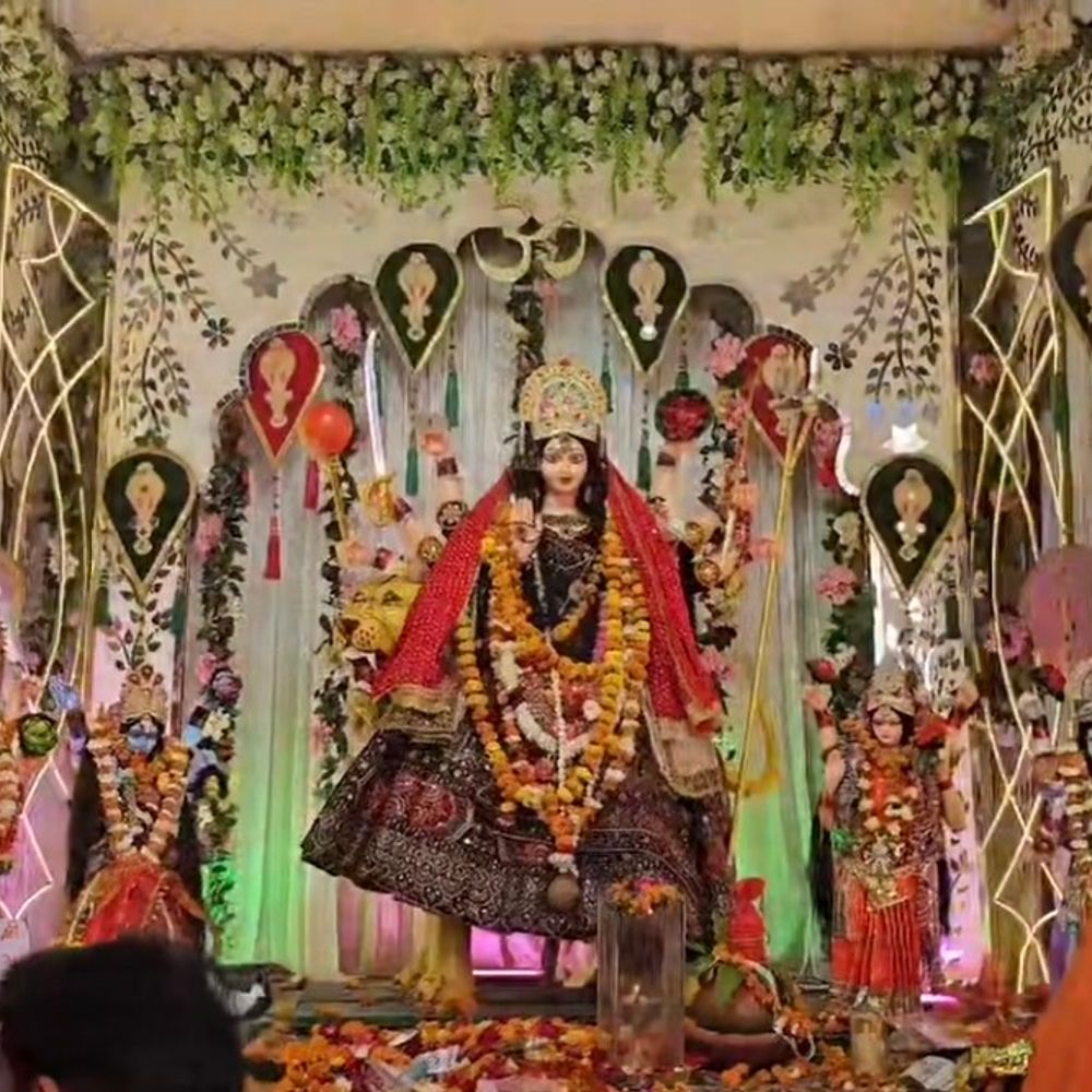 लखीमपुर खीरी में मंदिरों में श्रद्धालुओं की भारी भीड़:जय माता दी के जयकारों से गूंजा परिसर, श्रद्धालुओं ने पूजा-अर्चना कर नवरात्रि का शुभारंभ किया