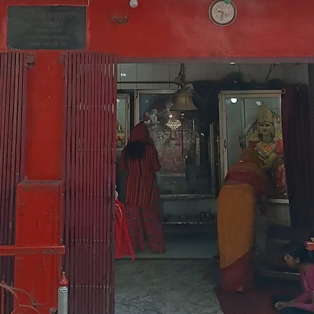 नवरात्रि के पहले दिन मंदिरों में उमड़े लोग:श्रद्धालुओं ने मां भगवती का पूजन कर मांगा आशीर्वाद, गूंजे जयकारे