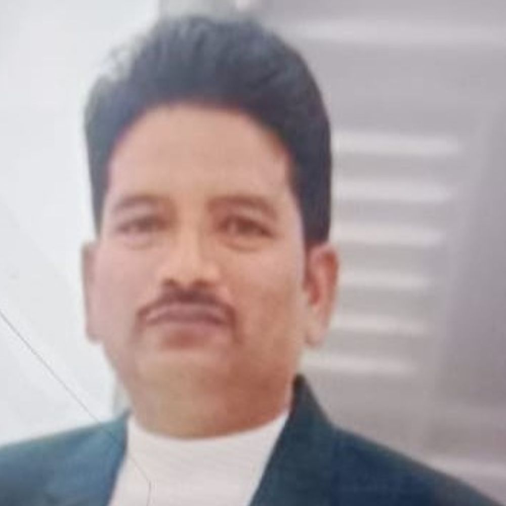 हाथरस में सड़क हादसे में शिक्षक की मौत, पत्नी घायल:लाडपुर के पास पेड़ से टकराई बाइक, बच्चों को मामूली चोटें आईं