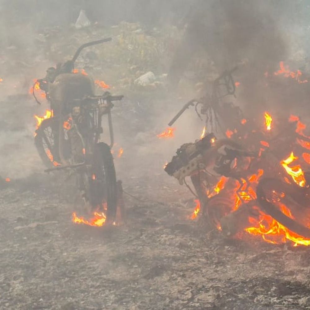 उन्नाव में बच्चों के खेल में बाइक में आग, VIDEO:रिपेयरिंग की दुकान में तीन गाड़िया जलकर राख, लोगों ने पाया काबू