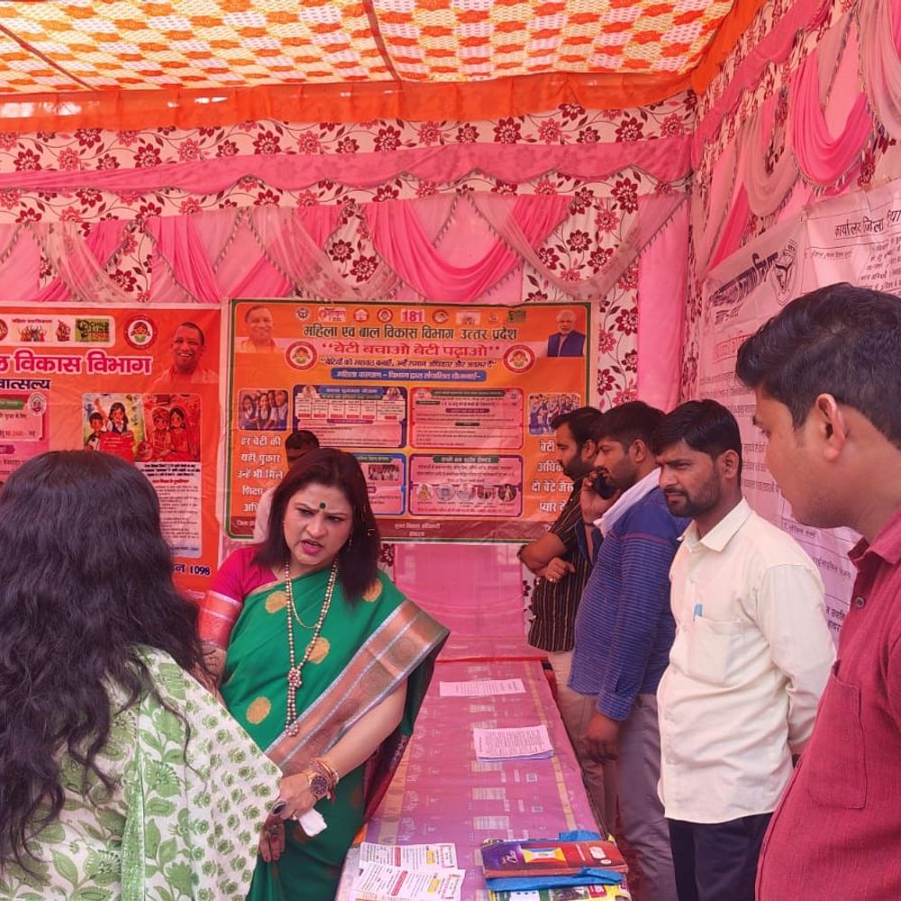 हाथरस नपा अध्यक्ष ने प्रदर्शनी का उद्घाटन किया:गर्भवती महिलाओं को बांटी पोषण पोटली, बेटी बचाओ बेटी पढ़ाओ कार्यक्रम भी