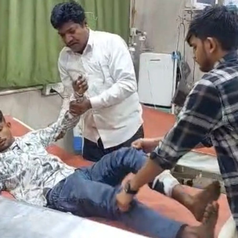 कायमगंज में कुंडल लूट का आरोपी मुठभेड़ में गिरफ्तार:कासगंज का लुटेरा पैर में गोली लगने से घायल, हेड कांस्टेबल भी जख्मी