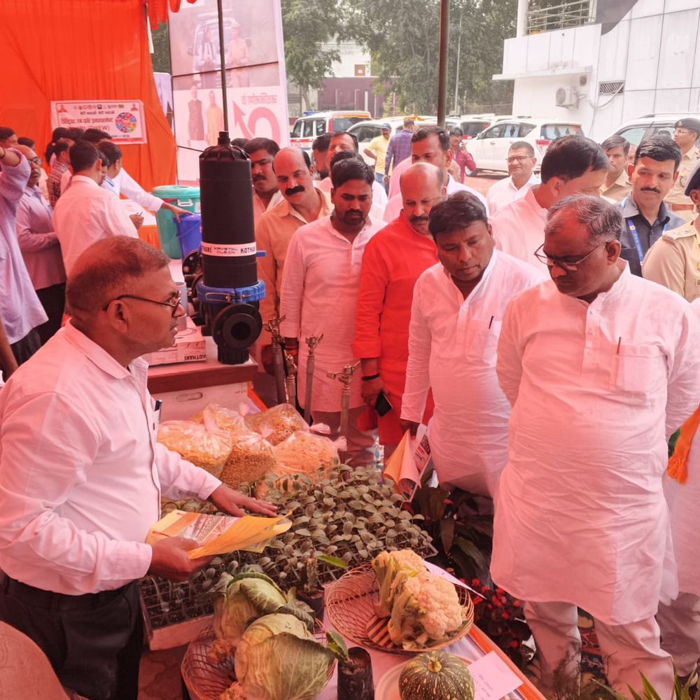 
                 मऊ में विकास प्रदर्शनी कार्यक्रम के दौरान गई लाइट:मंत्री ने मोबाइल टॉर्च की रोशनी में हॉल में ली एंट्री, कुछ मिनट बाद आ गई बिजली 
            