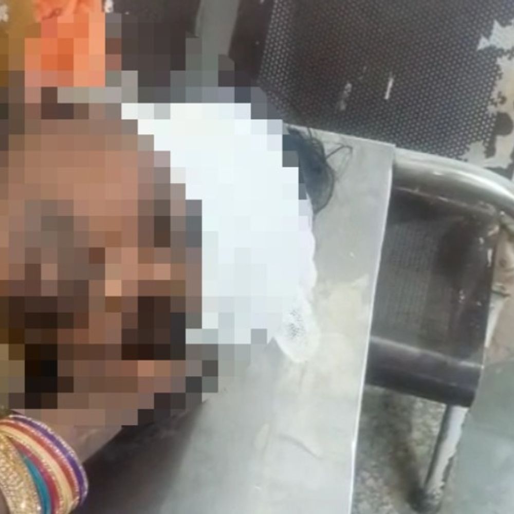 सड़क किनारे बैठी महिला की मौत:देवरिया में तेज रफ्तार वाहन ने मारी टक्कर, खाना बनाते समय हादसा