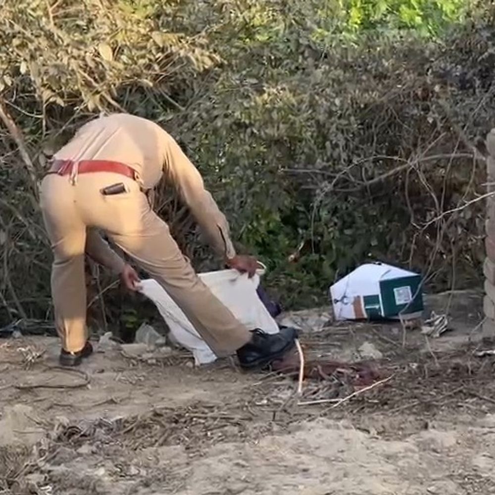 फर्रुखाबाद में नवजात का शव मिला:इटावा-बरेली हाईवे किनारे गड्ढे में मिला, पुलिस जांच में जुटी