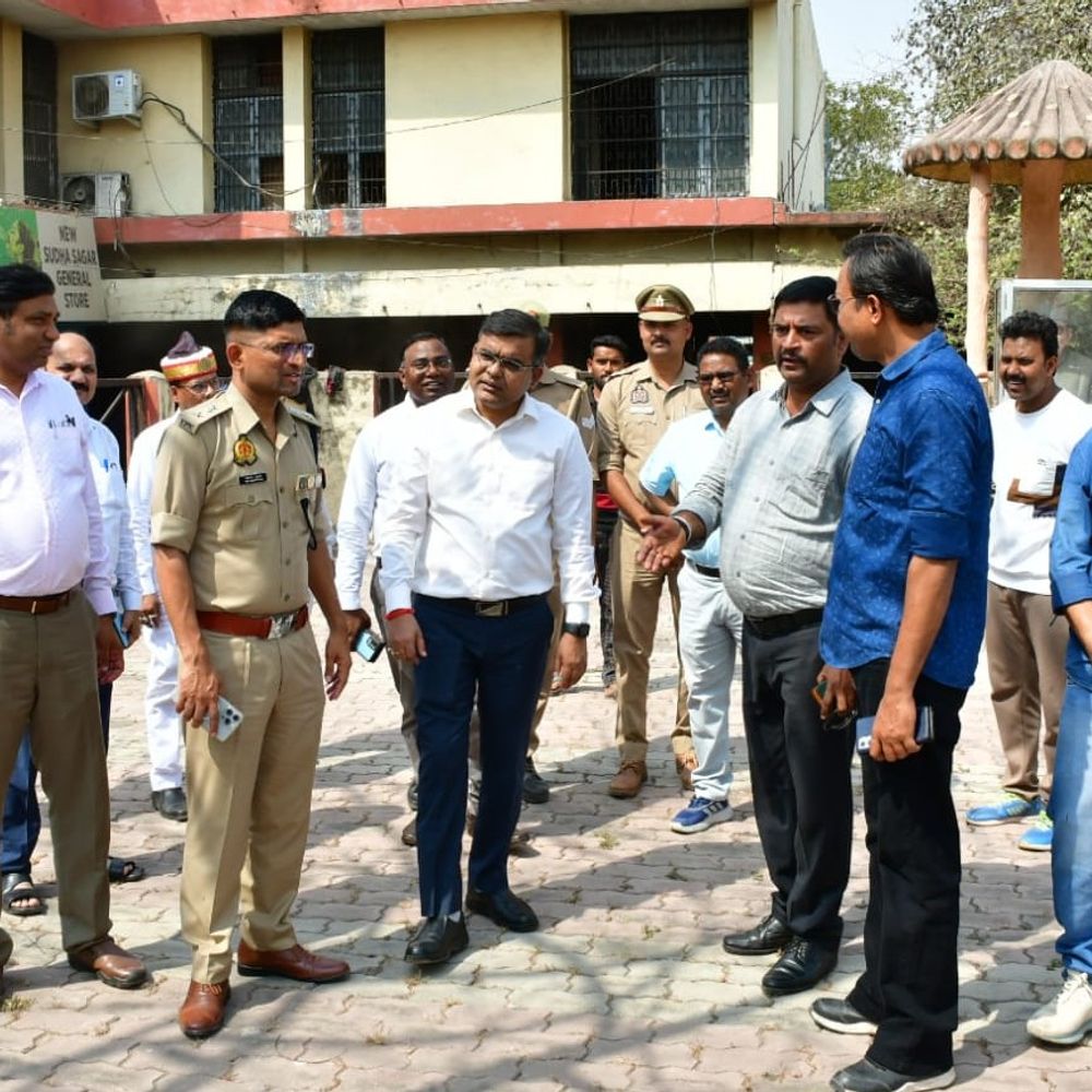 ललितपुर डीएम-एसपी ने कंट्रोल कमांड सेंटर का निरीक्षण किया:शहर की यातायात व्यवस्था परखी, सुपर मार्केट से अतिक्रमण हटाया