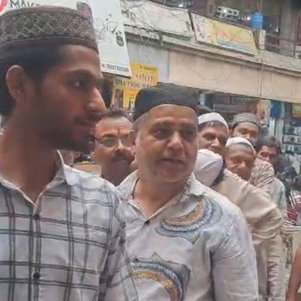 मेरठ में त्योहारों के बीच एलपीजी गैस की किल्लत:केवाईसी और बुकिंग के लिए लग रही लंबी कतारें