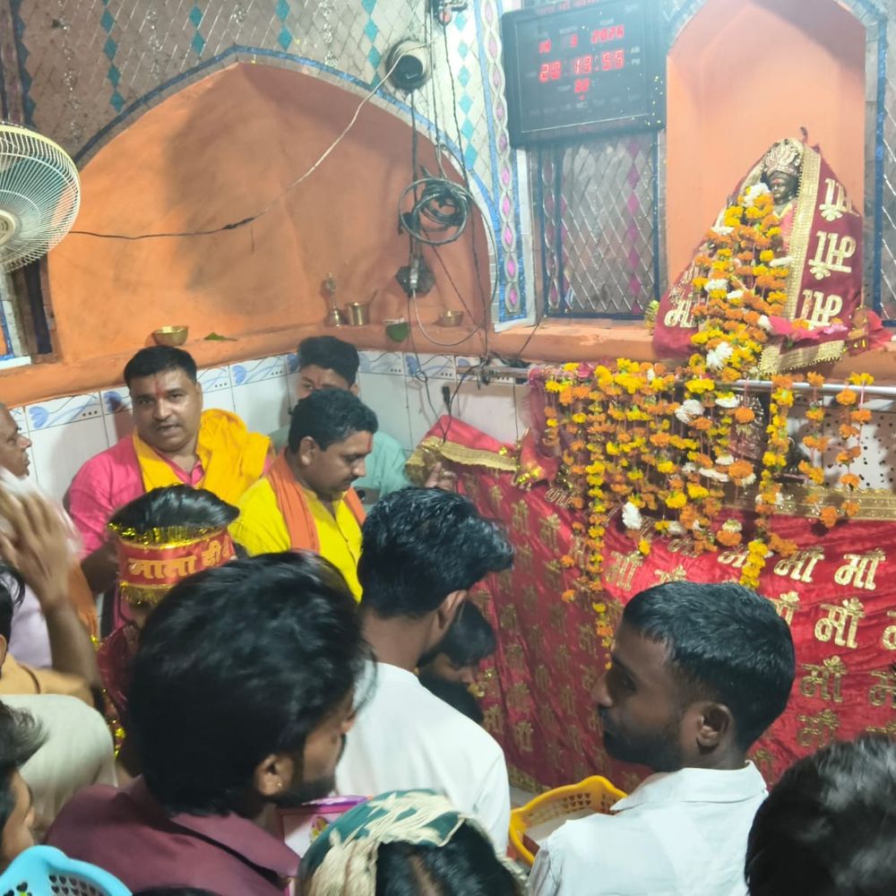 अयोध्या में नवरात्रि पर मंदिरों में उमड़ी भीड़:दर्शन के लिए लगी कतार, भक्तों ने लगाए जयकारे