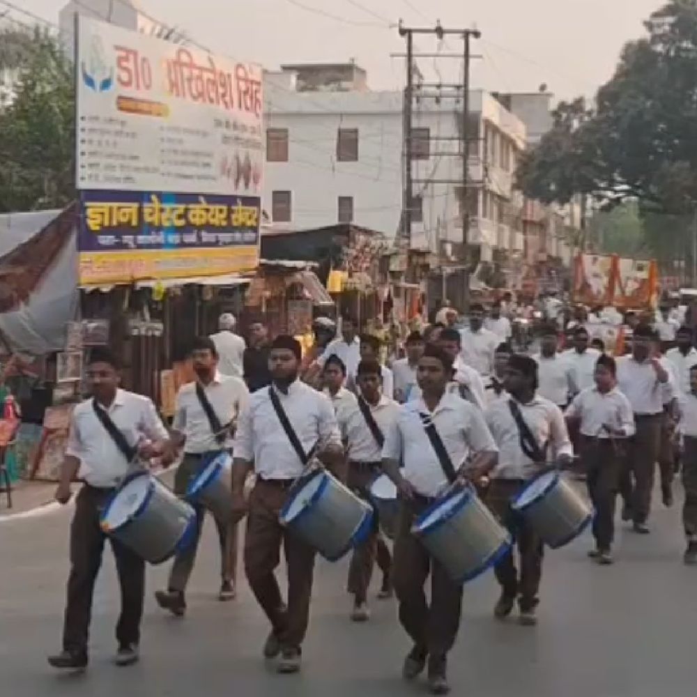 देवरिया में वर्ष प्रतिपदा उत्सव, पथ संचलन निकला:राष्ट्रीय स्वयंसेवक संघ ने किया आयोजन, सह प्रांत प्रचारक सुरजीत रहे मुख्य वक्ता