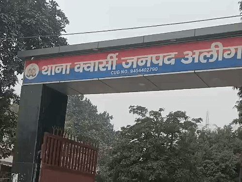 
                 अलीगढ़ में सिपाही ने महिला से की अश्लील बातें:दुष्कर्म पीड़िता से बोला– मेरे कमरे पर आएगी तो दर्ज होगा केस, SSP ने किया सस्पेंड 
            