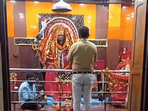 
                 चैत्र नवरात्रि पर मंदिरों में खास तैयारी:गोरखपुर में पहले दिन उमड़ेगा श्रद्धा का सैलाब, सजावट के लिए केरल से आएं फूल 
            