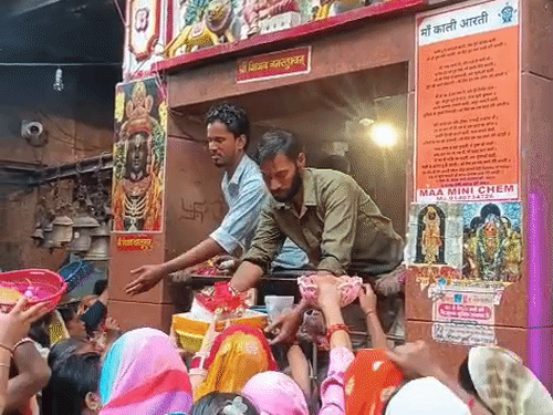 
                 आज से चैत्र नवरात्र:कानपुर के बारादेवी और तपेश्वरी मन्दिर में सुबह 5 बजे से दर्शन के लिए भक्तों की लगी लंबी कतारें, यातायात डायवर्जन लागू 
            