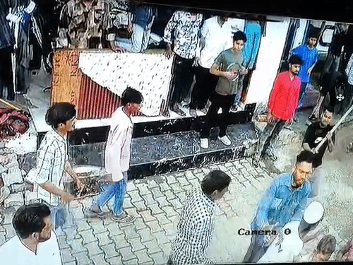 
                 अलीगढ़ में कारोबारी पर हमला:हवाला और तस्करी के सिंडिकेट से जुड़े हैं आरोपियों के तार, ATS को सौंपी जा चुकी है जांच 
            