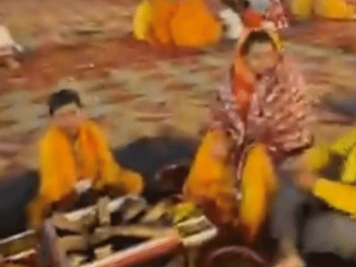 
                 हिंदू नववर्ष पर 240 जोड़ों ने किया सामूहिक महायज्ञ:सिद्धार्थनगर में विश्व शांति और लोककल्याण के लिए गूंजे वेद मंत्र 
            