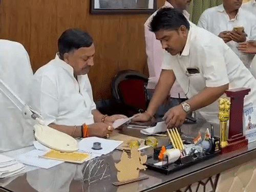 
                 दरोगा भर्ती के विवादित प्रश्न को विधायक ने बताया निंदनीय:सोशल मीडिया पर लिखा- यह सामाजिक सौहार्द को आहत करने वाला 
            