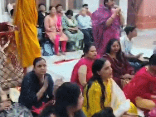 
                 राणी सती दादी के भजनों पर झूमें भक्त:गोरखपुर में भव्य कीर्तन से भक्तिमय हुआ माहौल, श्रद्धालुओं ने लिया आशीर्वाद 
            