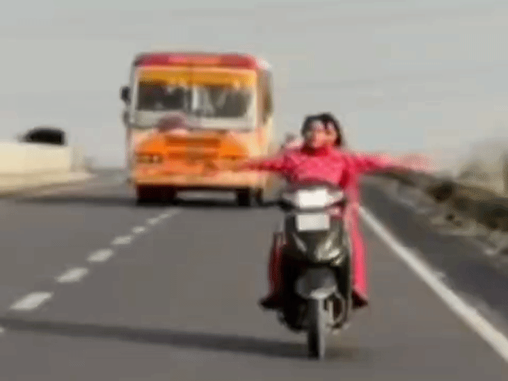
                 युवती ने रील बनाने के लिए किया खतरनाक स्टंट:दोनों हाथ छोड़कर बस के आगे चलाई स्कूटी, 23 हजार का चालान 
            