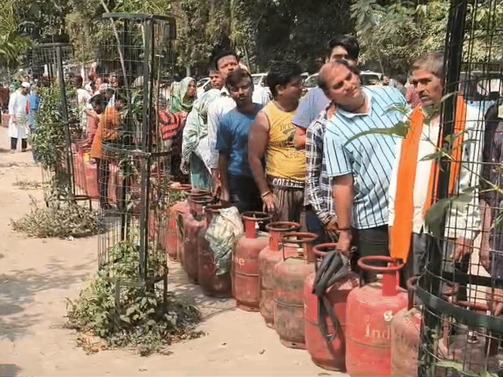 
                 कानपुर में गैस पैनिक के बीच 400 लोगों की लाइन:पुलिस गैस बटवाने पहुंची, लोग बोले- आधी गाड़ी आ रही है क्या ब्लैक हो रही है 
            