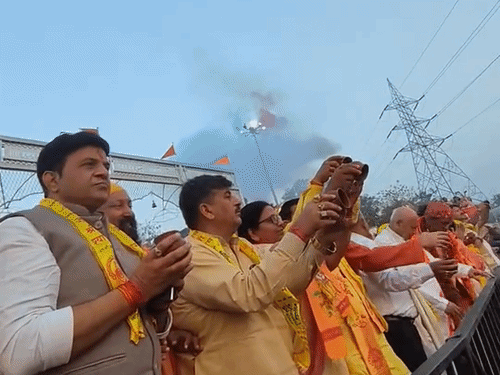 
                 सूर्य को जल देकर हुआ हिंदू नववर्ष का स्वागत:अटल घाट पर एकत्र हुए हजारों लोग, ध्रुपद धारा में पेश किया वंदे मातरम 
            