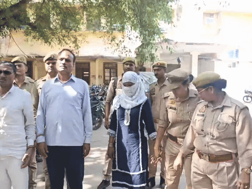 
                 तेजस एक्सप्रेस से ला रहे थे गांजा, 3 तस्कर अरेस्ट:चेकिंग से बचने के लिए गैंग में की शामिल थी महिला, ट्राली बैग में मिला 50 किलो गांजा 
            