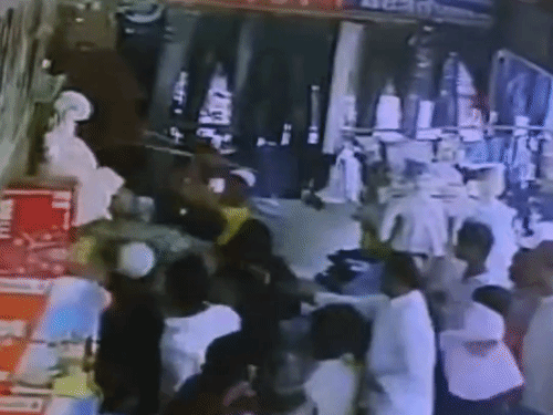 
                 नौकर ने मालिक को साथियों के साथ मिलकर पीटा, VIDEO:हापुड़ में डांट पड़ने से नाराज हो गया था युवक, धमकी देकर भागा 
            