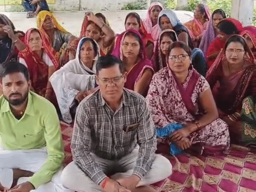 
                 महराजगंज में एसडीएम पर 1 लाख रुपए मांगने का आरोप:कोटे की दुकान आवंटन में देरी, महिलाओं का अनशन 
            