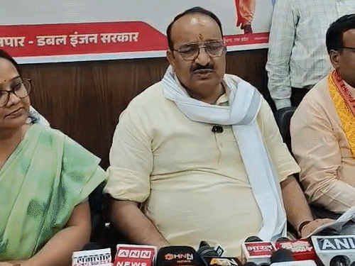 
                 कांग्रेस राज में गैस कनेक्शन के लिए जमीन बेचनी पड़ती:मंत्री दिनेश प्रताप बोले- अब हर घर तक पहुंच रही गैस, विकास नई ऊंचाइयों को छू रहा 
            