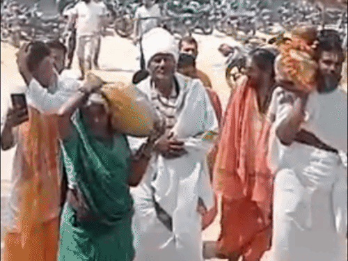 
                 चंदौली में नौ दिवसीय लक्ष्मीनारायण महायज्ञ शुरू:गाजे-बाजे के साथ कलश यात्रा का शुभारंभ हुआ 
            