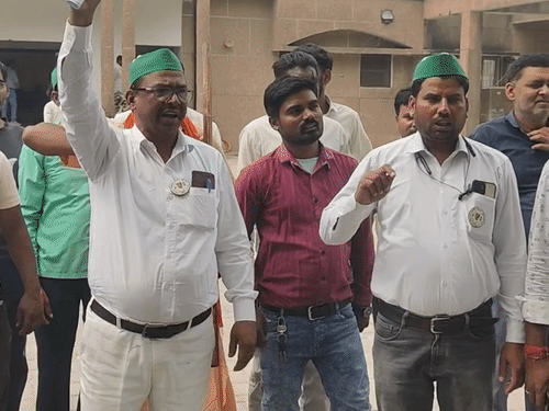 
                 भाकियू ने आवास परियोजना रद्द करने की मांग की:संतकबीरनगर में भूमि अधिग्रहण के डर से किसानों ने किया प्रदर्शन 
            