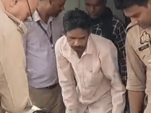 
                 हाईटेंशन लाइन की चपेट में आने से युवक की मौत:पीलीभीत में छत पर कपड़े सुखाते समय हुआ हादसा, ग्रामीणों में आक्रोश 
            