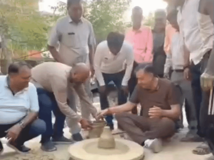 
                 विधानसभा अध्यक्ष सतीश महाना ने दीपक-कुल्हड़ बनाए VIDEO:कानपुर में बोले- शिल्पकार आत्मनिर्भर भारत की ताकत, कुम्हार के घर पहुंच, खुद चलाया चाक 
            