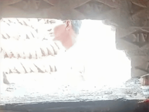 
                 दीवार काटकर घर में घुसे चोर,लाखों के जेवरात लेकर फरार:परिवार सोता रहा, सुबह खुला राज; फॉरेंसिक टीम ने जुटाए साक्ष्य 
            